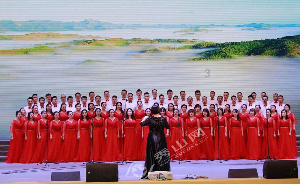 资阳一汽车冲撞临时摆摊区致多人受伤，伤者家属：车子从摊位区穿过去了